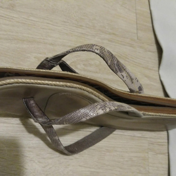 UGG Women's Thong Sandals - Picture 5 of 5